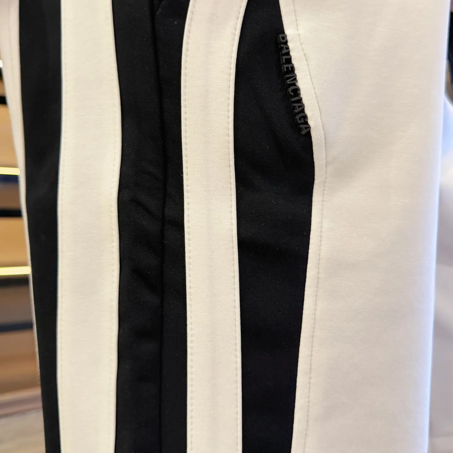Balenciaga's three-standard complete 2026 summer New Arrival men's casual shorts, advanced custom-made Breathable fabric, Breathable fabric, extremely stretchy and comfortable, impeccable details, top-grade accessories, original logo design concept, delicate and soft feel! The upper body fit is awesome! Size: M-XXXL Please state your height and weight when ordering